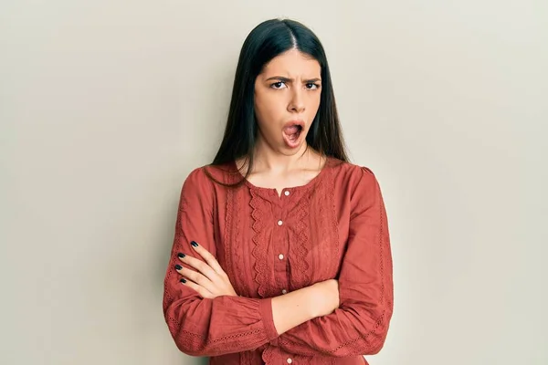 Jovem Hispânica Vestindo Roupas Casuais Face Choque Parecendo Cético Sarcástico — Fotografia de Stock