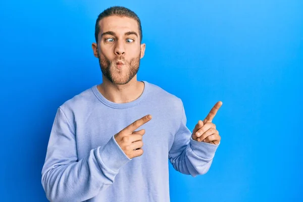 Jonge Blanke Man Wijst Met Vingers Naar Zijkant Vissengezicht Met — Stockfoto