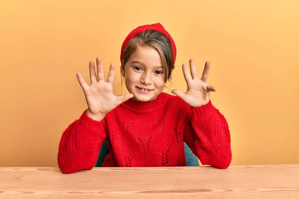 Little Beautiful Girl Wearing Casual Clothes Sitting Table Showing Pointing — Foto de Stock