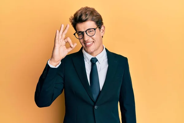 ビジネススーツを着たハンサムな原因のあるアジア人男性と手や指でOkサインを行う笑顔肯定的なネクタイ 成功した表現 — ストック写真