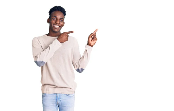 Genç Afro Amerikalı Sıradan Kıyafetler Giyen Gülümseyen Kameraya Bakan Iki — Stok fotoğraf