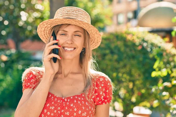 Young Blonde Tourist Woman Wearing Summer Style Talking Smartphone Park — Stock Photo, Image