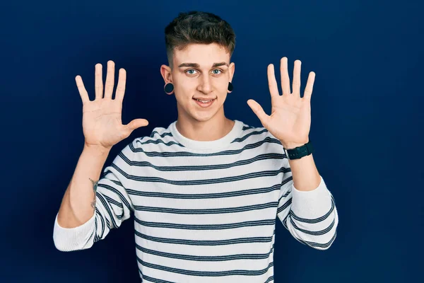 Jonge Blanke Jongen Met Oren Dilatatie Dragen Casual Gestreept Shirt — Stockfoto