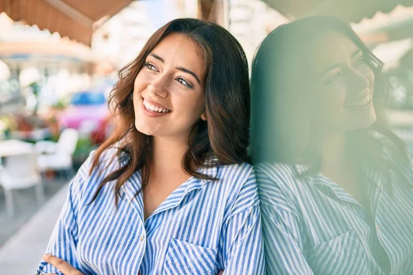 Joven Empresaria Hispana Sonriendo Feliz Apoyada Pared Ciudad — Foto de Stock