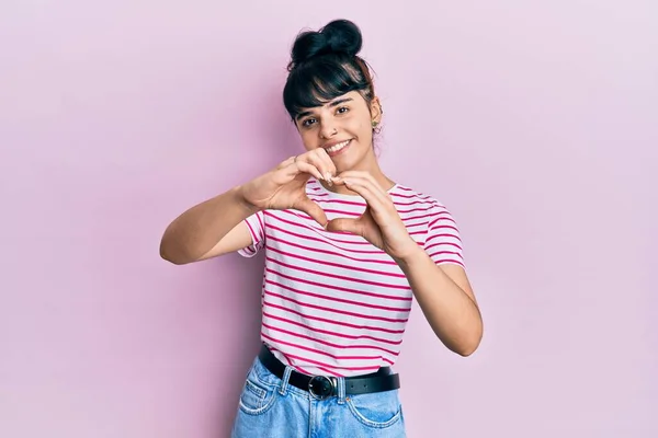 Mladá Hispánská Dívka Nosí Ležérní Oblečení Usmívající Lásce Dělá Srdce — Stock fotografie