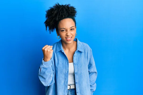 Ung Afrikansk Amerikansk Flicka Bär Tillfälliga Kläder Arg Och Galen — Stockfoto