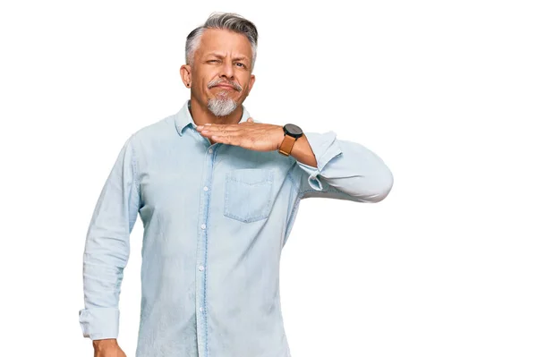 Homem Cabelos Grisalhos Meia Idade Usando Roupas Casuais Cortando Garganta — Fotografia de Stock