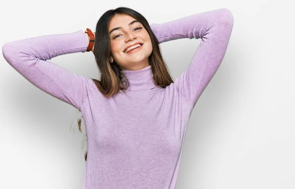 Junge Schöne Teenie Mädchen Tragen Rollkragenpullover Entspannt Und Stretching Arme — Stockfoto