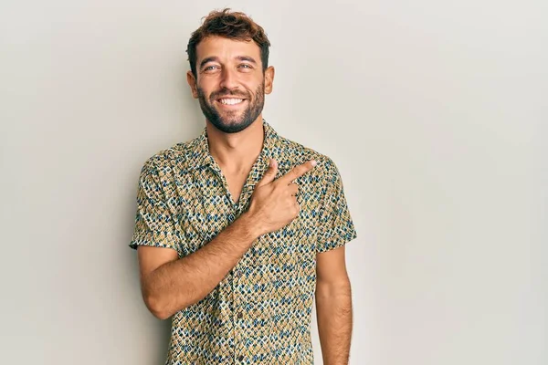 Pohledný Muž Vousy Sobě Ležérní Módní Košile Veselým Úsměvem Ukazuje — Stock fotografie