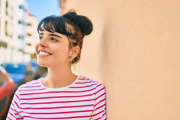 Jovencita Hispana Sonriendo Feliz Apoyada Pared Ciudad — Foto de Stock