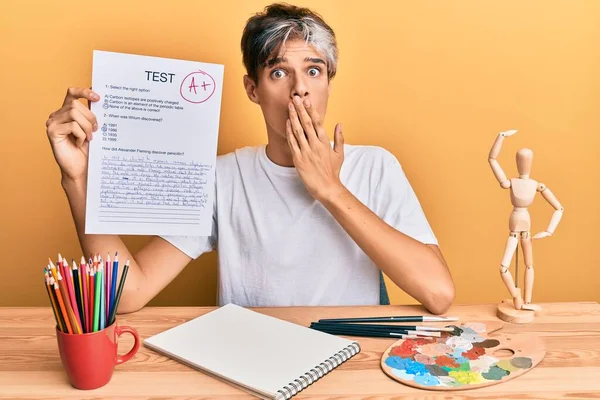 Ung Latinamerikansk Man Konstnär Innehar Klarat Examen Sitter Bordet Täcker — Stockfoto