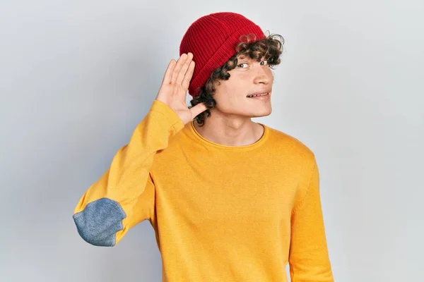 Yün Şapka Takan Yakışıklı Genç Adam Kulağına Fısıldayarak Dedikodu Dedikoduları — Stok fotoğraf