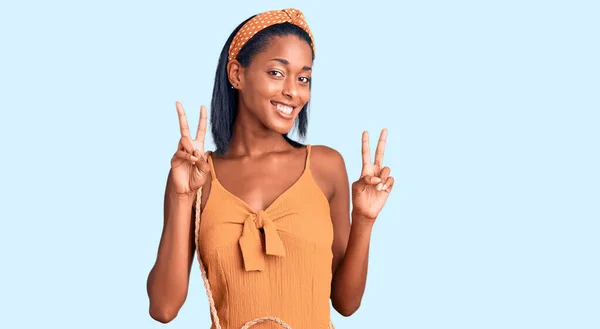 Jovem Afro Americana Vestindo Roupa Verão Sorrindo Olhando Para Câmera — Fotografia de Stock