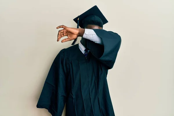 Stilig Svart Man Bär Examen Mössa Och Ceremoni Mantel Täcker — Stockfoto