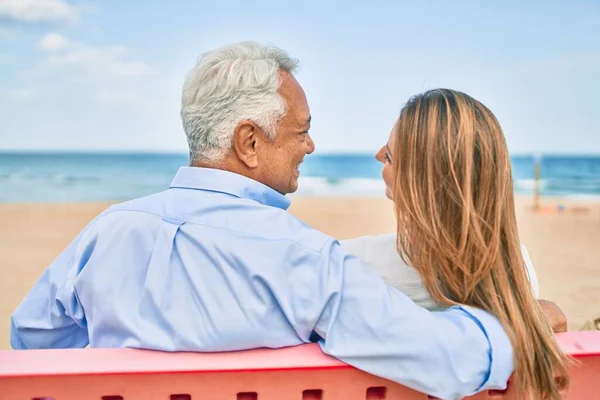 Medelålders Latinamerikanskt Par Baksidan Sitter Bänken Stranden — Stockfoto