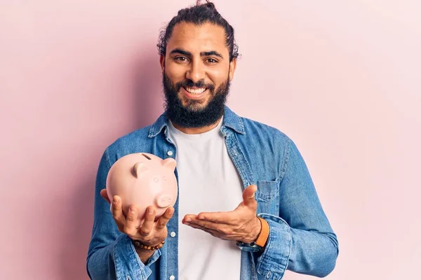 Jonge Arabier Man Houden Spaarvarken Bank Kijken Positief Gelukkig Staan — Stockfoto