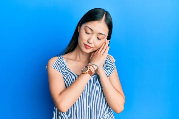 Joven Mujer China Vistiendo Casual Rayas Camiseta Durmiendo Cansado Soñando — Foto de Stock