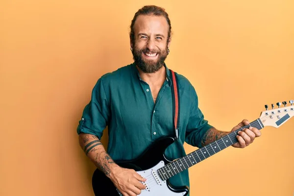 Bonito Homem Com Barba Cabelos Longos Tocando Guitarra Elétrica Sorrindo — Fotografia de Stock