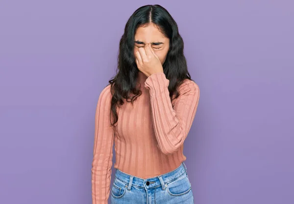 Hispanisches Teenagermädchen Mit Zahnspange Lässiger Kleidung Reibt Sich Müde Nase — Stockfoto