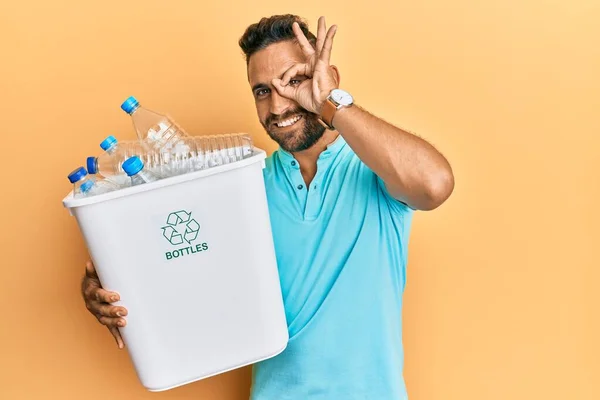 Homem Bonito Com Barba Segurando Lixo Reciclagem Cesta Com Garrafas — Fotografia de Stock