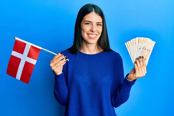 Junge Hispanische Frau Mit Dänischer Flagge Und Kronen Banknoten Die — Stockfoto