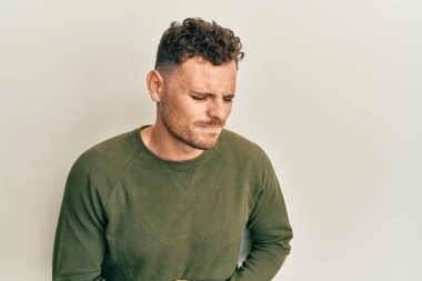 Mide bulantısı, acı verici bir hastalık yüzünden günlük giysiler giyen genç İspanyol bir adam. Ağrı kavramı. 