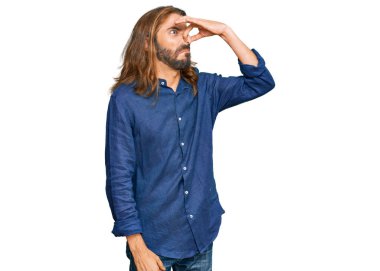 Uzun saçlı ve sakallı çekici bir adam sıradan kıyafetler giyiyor. Kokuşmuş ve iğrenç bir koku alıyor. Dayanılmaz bir koku. Kötü kokuyor. 