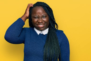 Sıradan kıyafetler giyen genç siyahi kadın soru sorup kafasını karıştırıyor. Şüpheyle kararsız, kafa kafaya düşünerek. Düşünceli kavram. 