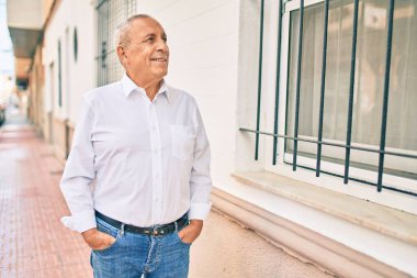 Son sınıf öğrencisi gülümseyerek şehirde mutlu mesut yürüyor..