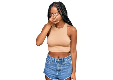 Gündelik kıyafetler giyen güzel İspanyol kadın yorgun burnu ve gözleri ovuşturup yorgunluk ve baş ağrısı hissediyor. Stres ve hüsran kavramı. 