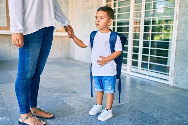 Adorable Estudiante Latino Mamá Esperando Escuela — Foto de Stock