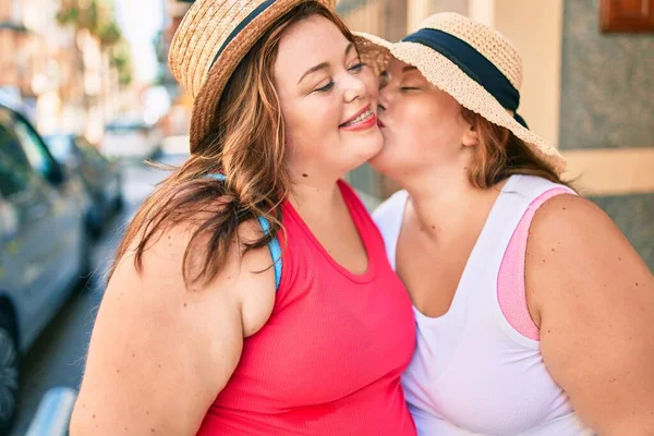 Zwei Übergewichtige Schwestern Zwillinge Frauen Geben Einen Kuss Freien — Stockfoto