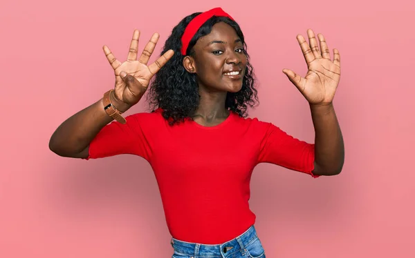 Mooi Afrikaans Jong Vrouw Dragen Casual Kleding Tonen Wijzen Met — Stockfoto