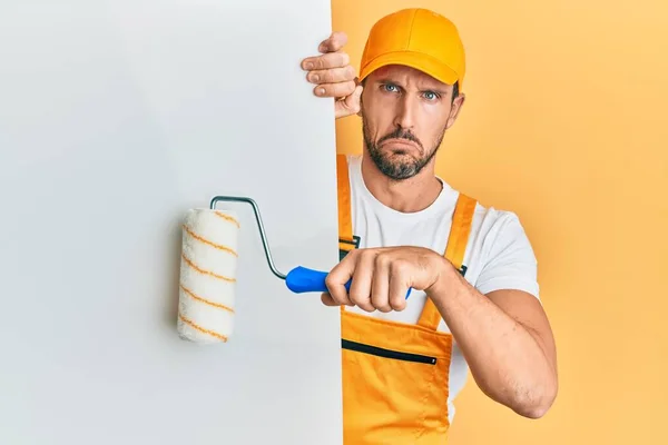 Homem Bonito Jovem Segurando Pintor Rolo Sobre Bandeira Branca Deprimido — Fotografia de Stock