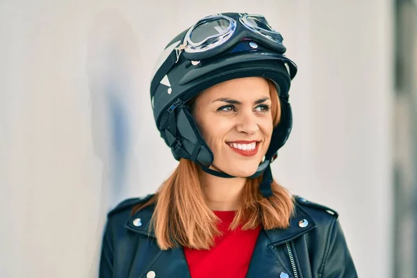 Jovem Mulher Latina Sorrindo Feliz Usando Capacete Motocicleta Cidade — Fotografia de Stock
