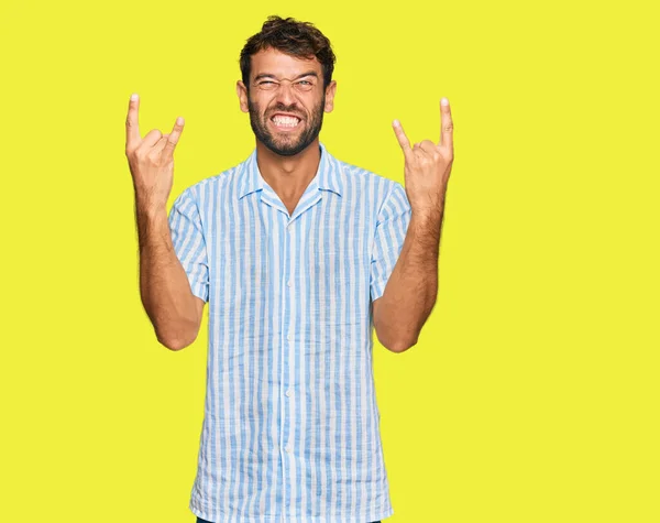 Jovem Bonito Com Barba Vestindo Camisa Fresca Casual Gritando Com — Fotografia de Stock