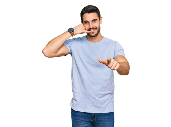 Jovem Hispânico Vestindo Roupas Casuais Sorrindo Conversando Gesto Telefônico Apontando — Fotografia de Stock