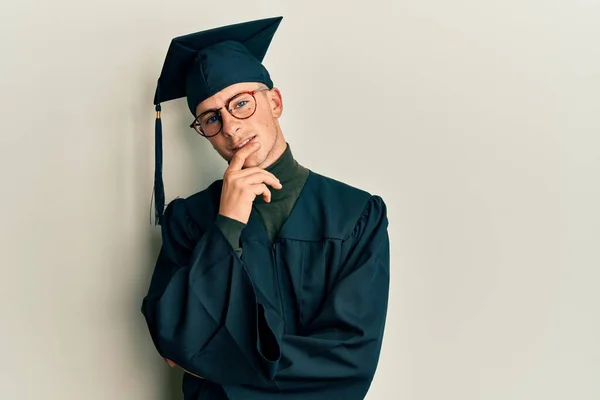 Young Caucasian Man Wearing Graduation Cap Ceremony Robe Looking Confident — Stock Photo, Image