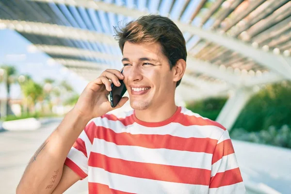Jovem Caucasiano Sorrindo Feliz Falando Smartphone Cidade — Fotografia de Stock