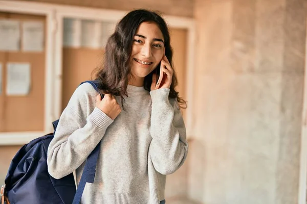 Jeune Fille Étudiante Moyen Orient Souriant Heureux Parler Sur Smartphone — Photo
