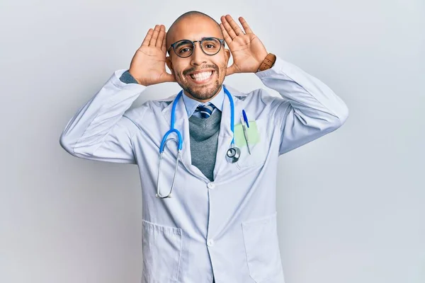 Hombre Adulto Hispano Vistiendo Uniforme Médico Estetoscopio Sonriendo Alegre Jugando — Foto de Stock