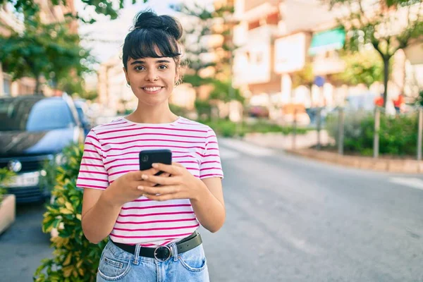 Młoda Latynoska Dziewczyna Uśmiechnięta Szczęśliwy Pomocą Smartfona Mieście — Zdjęcie stockowe
