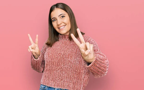 Mujer Hermosa Joven Con Ropa Casual Sonriendo Mirando Cámara Mostrando — Foto de Stock