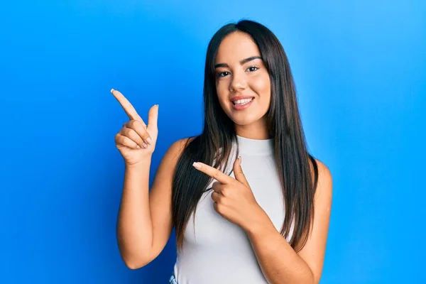 Young Beautiful Hispanic Girl Wearing Casual Clothes Smiling Looking Camera — Stock Photo, Image