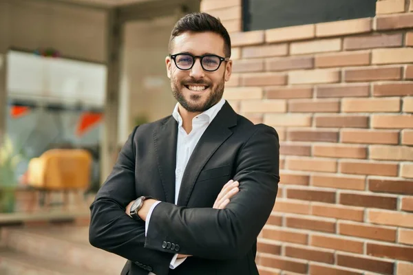 Joven Empresario Hispano Con Los Brazos Cruzados Sonriendo Feliz Ciudad —  Fotos de Stock