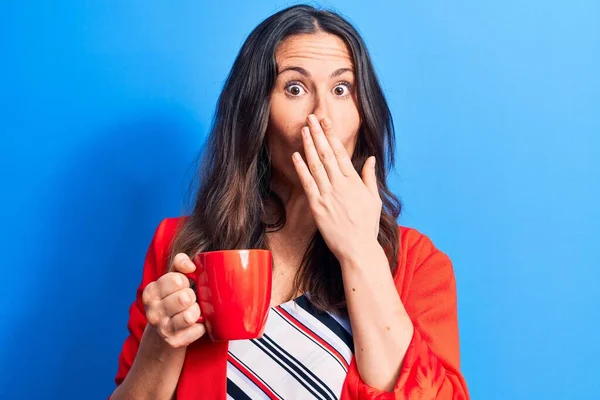 Joven Hermosa Morena Empresaria Bebiendo Taza Café Sobre Fondo Azul —  Fotos de Stock