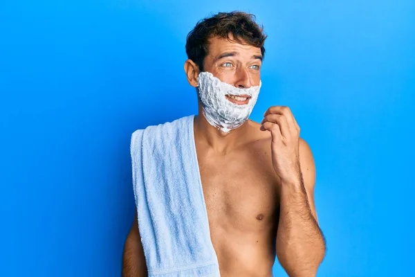 Hombre Guapo Salvando Barba Con Espuma Afeitada Sobre Cara Mirando — Foto de Stock