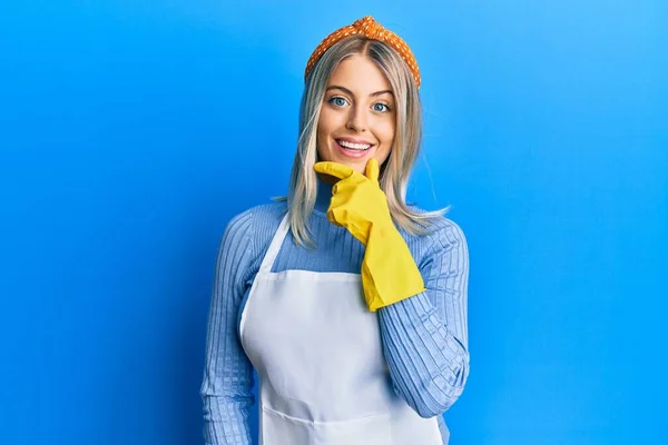 Beautiful Blonde Woman Wearing Cleaner Apron Gloves Looking Confident Camera — Stock Photo, Image