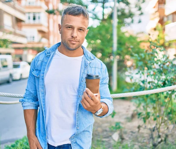 Ung Kaukasisk Man Med Allvarliga Uttryck Dricka Kaffe Staden — Stockfoto