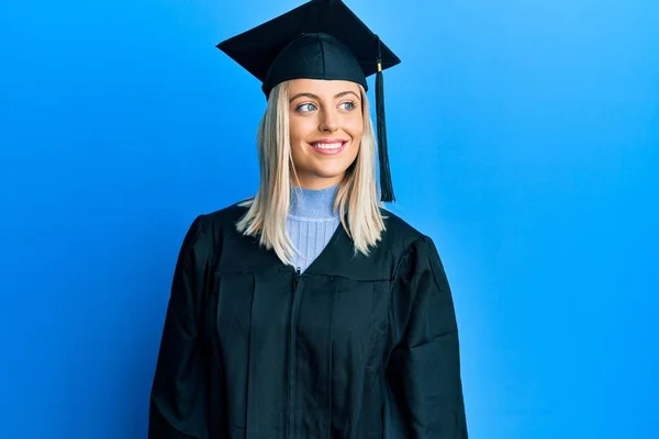 Vacker Blond Kvinna Bär Examen Mössa Och Ceremoni Mantel Tittar — Stockfoto